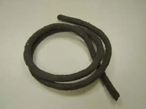 Schwarze Dichtschnur in Form eines gesprenkelten Kabels, möglicherweise für Brenneranwendungen der Marke Remeha, auf hellem Hintergrund.